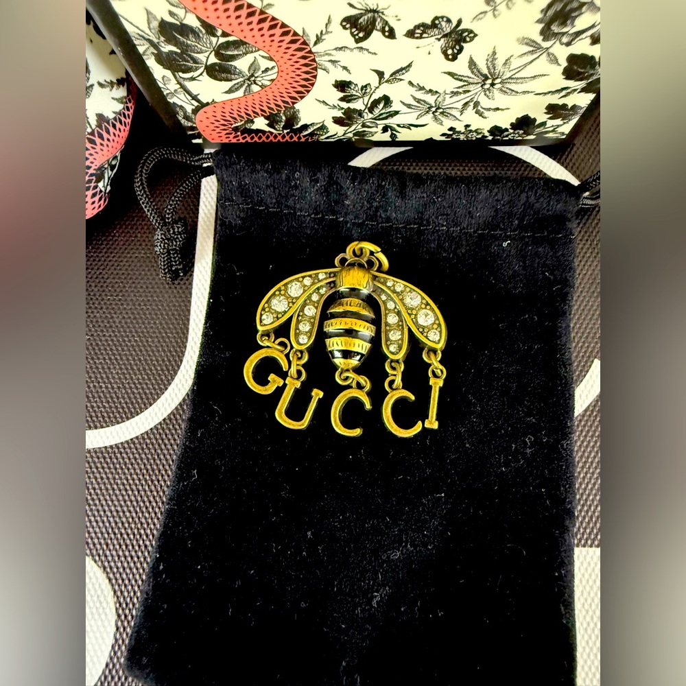 Gucci Bee. Box and pouch.